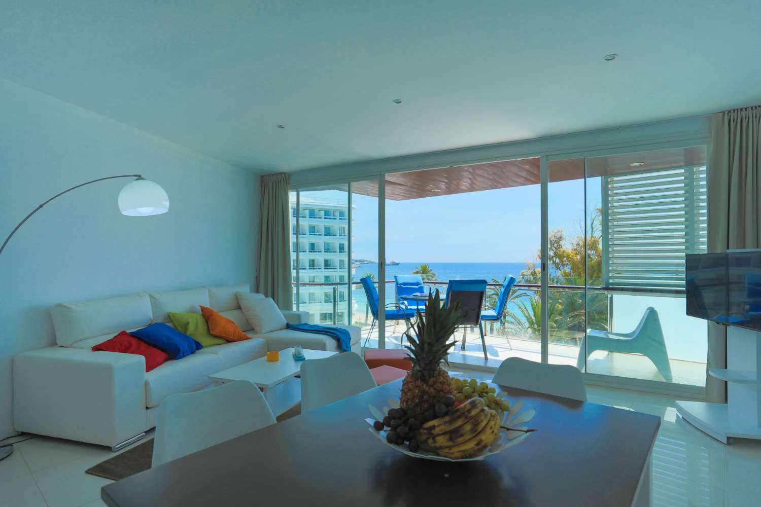 ¡Apartamento muy soleado con vistas despejadas al Mediterráneo en Ibiza!