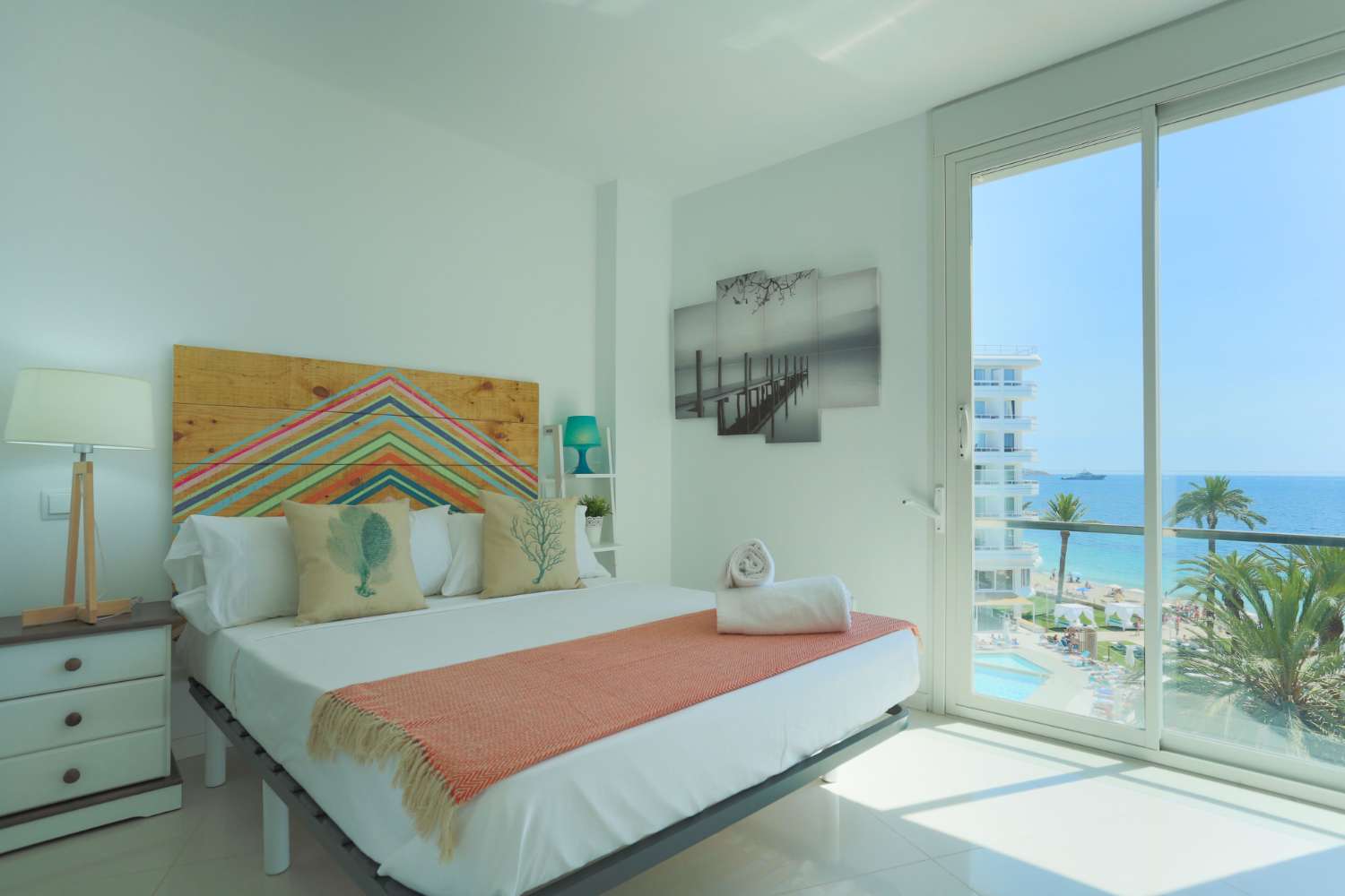 ¡Apartamento muy soleado con vistas despejadas al Mediterráneo en Ibiza!