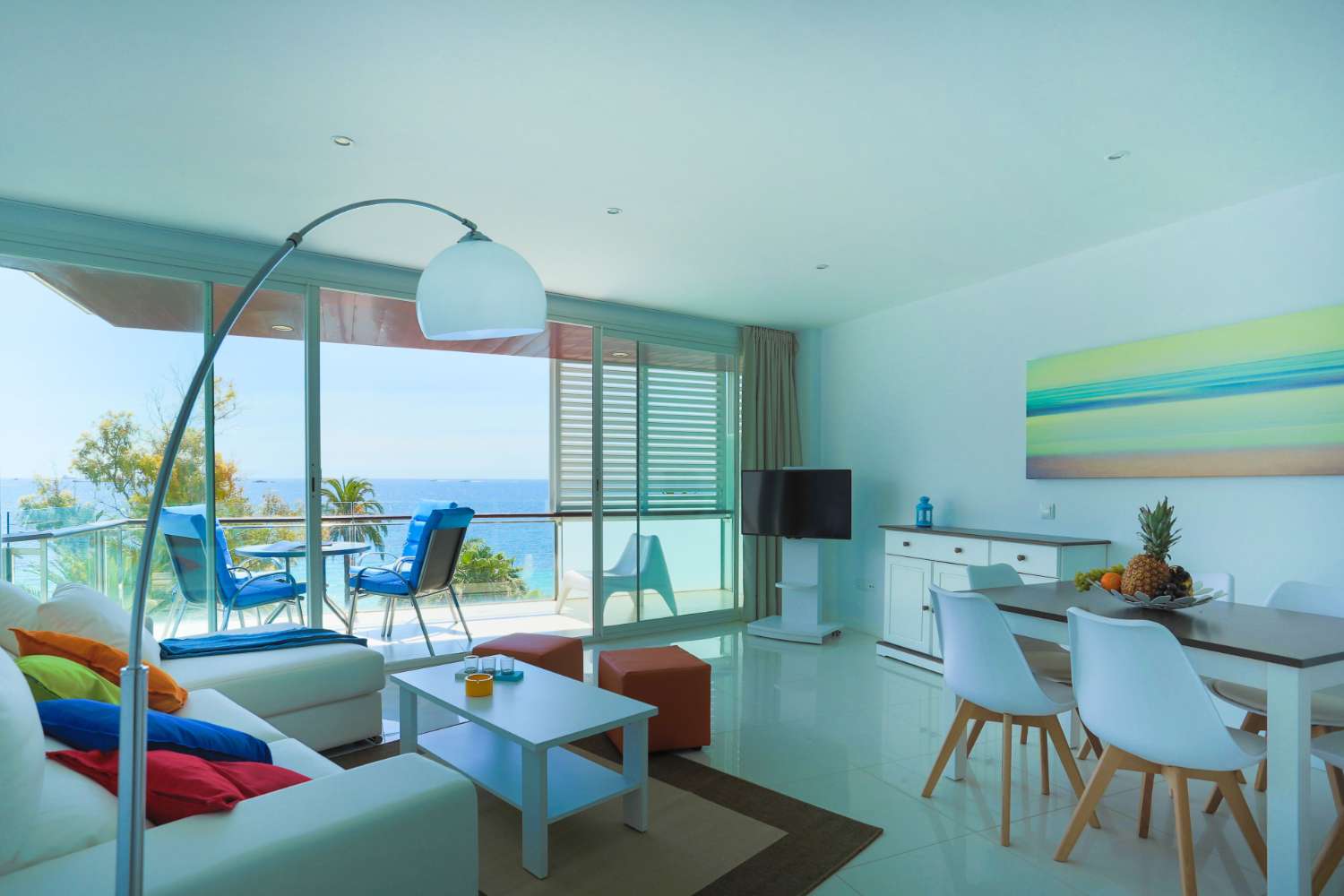 ¡Apartamento muy soleado con vistas despejadas al Mediterráneo en Ibiza!