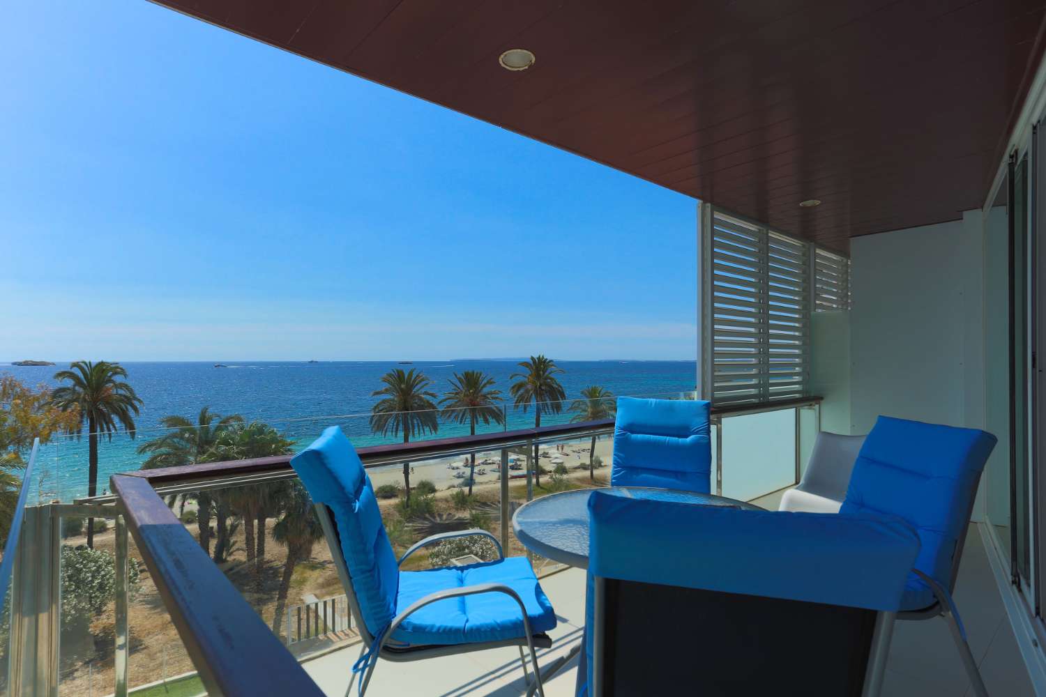 ¡Apartamento muy soleado con vistas despejadas al Mediterráneo en Ibiza!