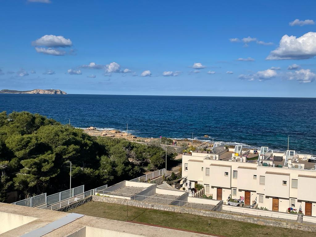 Moderno ático con vistas maravillosas en Cala de Bou