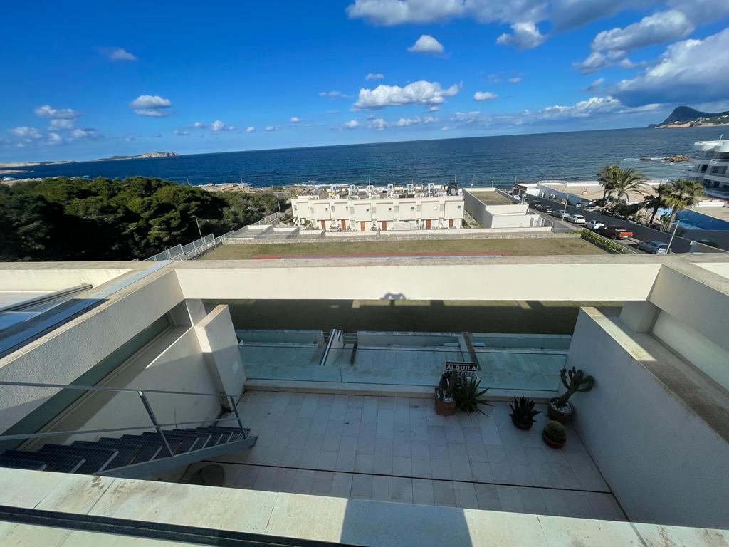 Moderno ático con vistas maravillosas en Cala de Bou