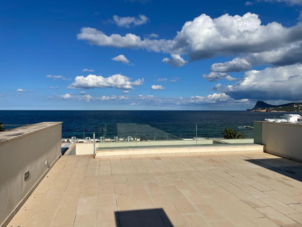 Moderno ático con vistas maravillosas en Cala de Bou